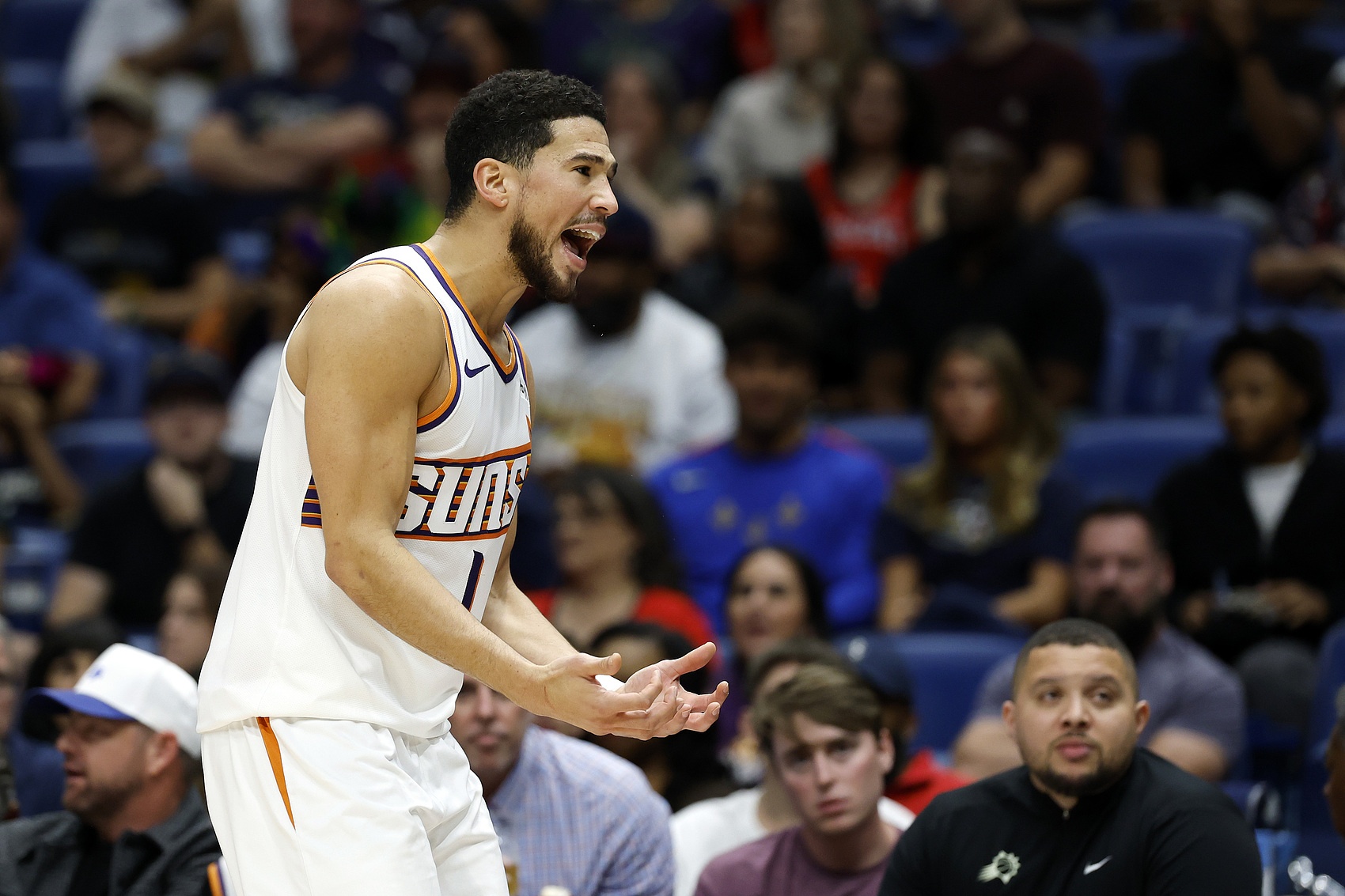 V站体育赛事-错失关键球！布克21中9得到27分3助 关键时刻面对伊森单挑三不沾