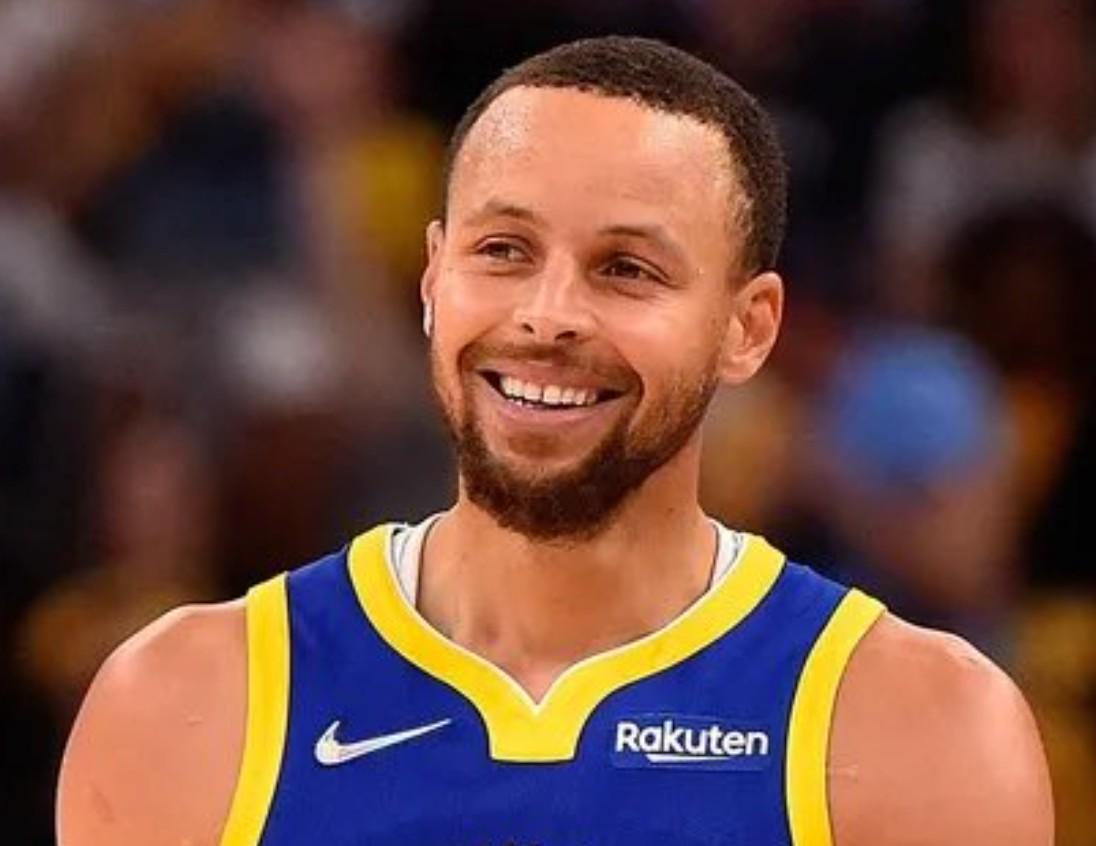 V站体育赛事-Shams：库里还将因为右膝的伤势缺席未来10天的比赛