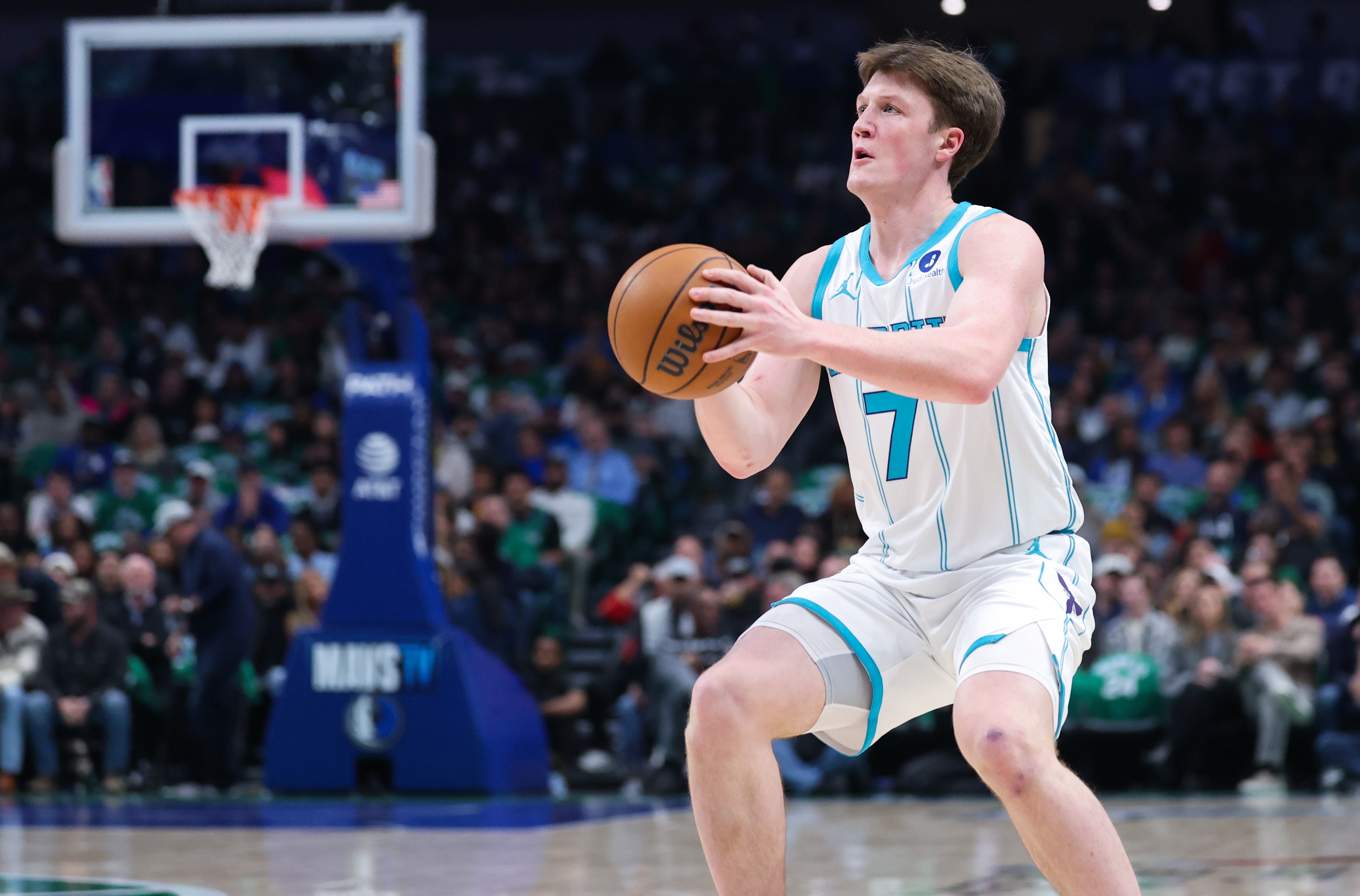 V站-调整能力极强！克尼佩尔第三节6中5&amp;三分4中3轰17分 上半场仅2分