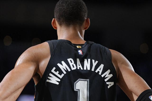 V站-文班你太狠了，仅用8分钟，就达成80年NBA独一无二纪录，冲击MVP|公牛|文班亚马|马刺|圣安东尼奥马刺队|NBA常规赛_新浪体育_新浪新闻